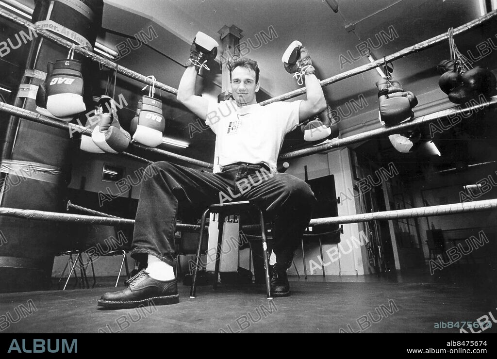 GÖTEBORG 1992-01-10.. Roland Tigern Ericsson - boxare, sitter på en stol i en ringhörna, boxningshandskar. *** Local Caption *** GP Foto: Sören Håkanlind / Kamerareportage / TT / Kod: 2524.