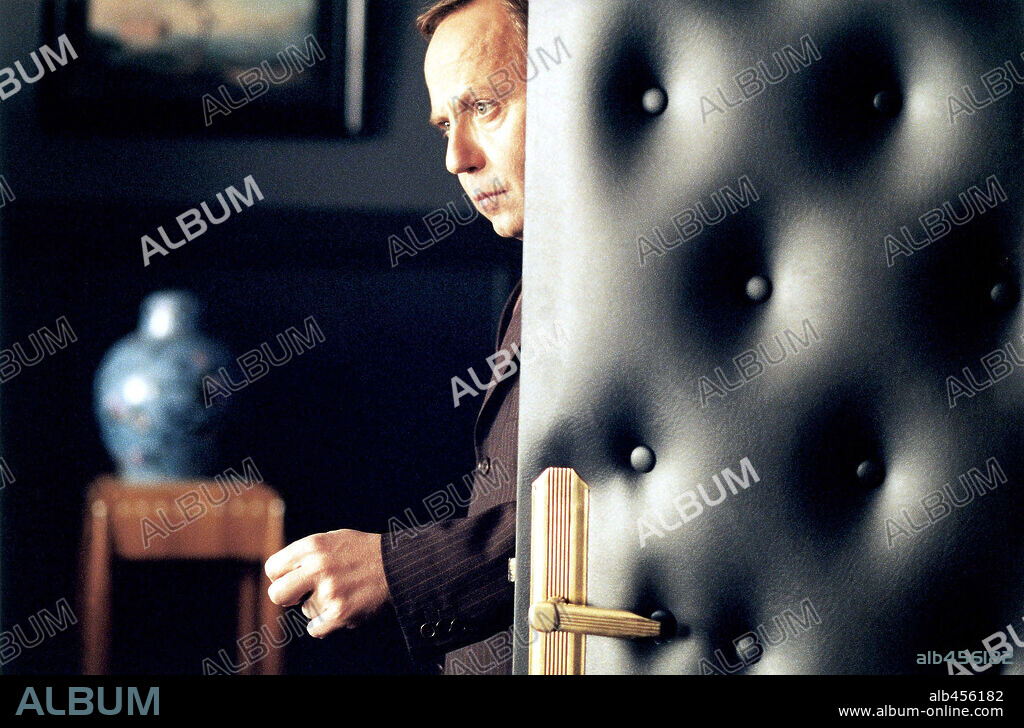 FABRICE LUCHINI en CONFIDENCIAS MUY INTIMAS, 2004 (CONFIDENCES TROP INTIMES), dirigida por PATRICE LECONTE. Copyright PARAMOUNT CLASSICS.