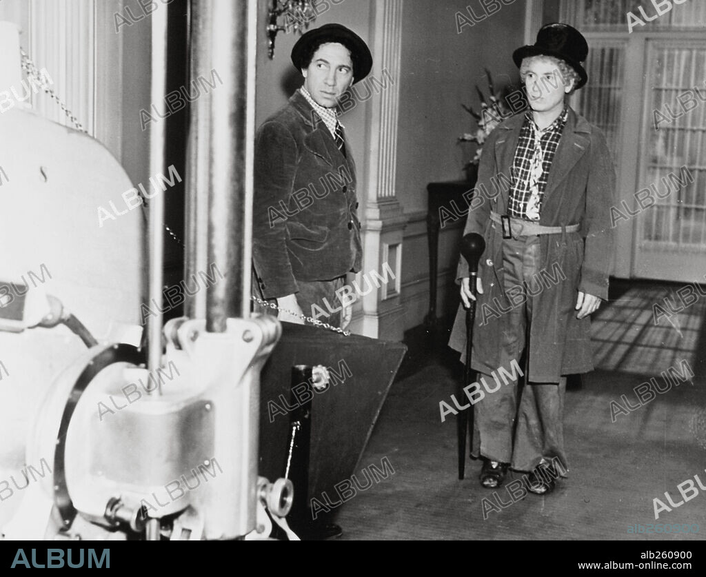CHICO MARX et HARPO MARX dans A DAY AT THE RACES, 1937, réalisé par SAM WOOD. Copyright M.G.M.