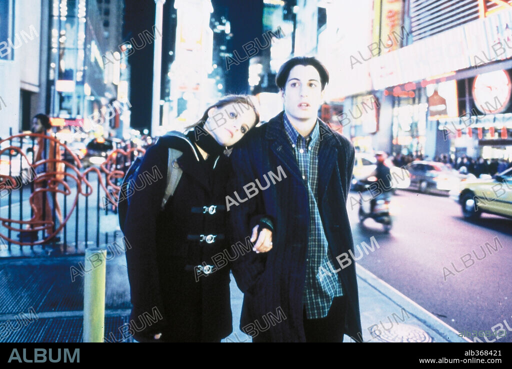 JASON BIGGS and MENA SUVARI in THE LOSER, 2000 (LOSER), directed by AMY HECKERLING. Copyright COLUMBIA PICTURES.