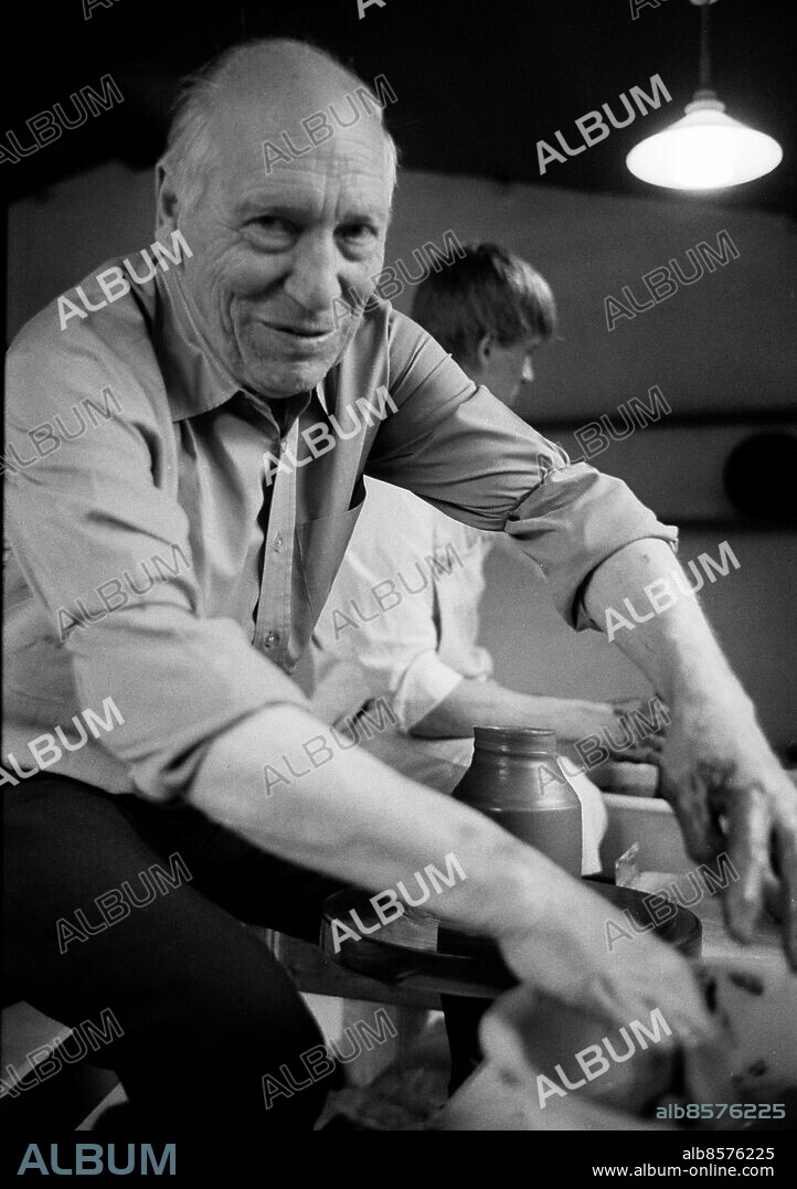 Höganäs19840608 - Keramikern Henning Nilsson i sin verkstad i Höganäs. Foto: Torbjörn Andersson / XP / SCANPIX / Kod 4. ** AFTONBLADET OUT **.
