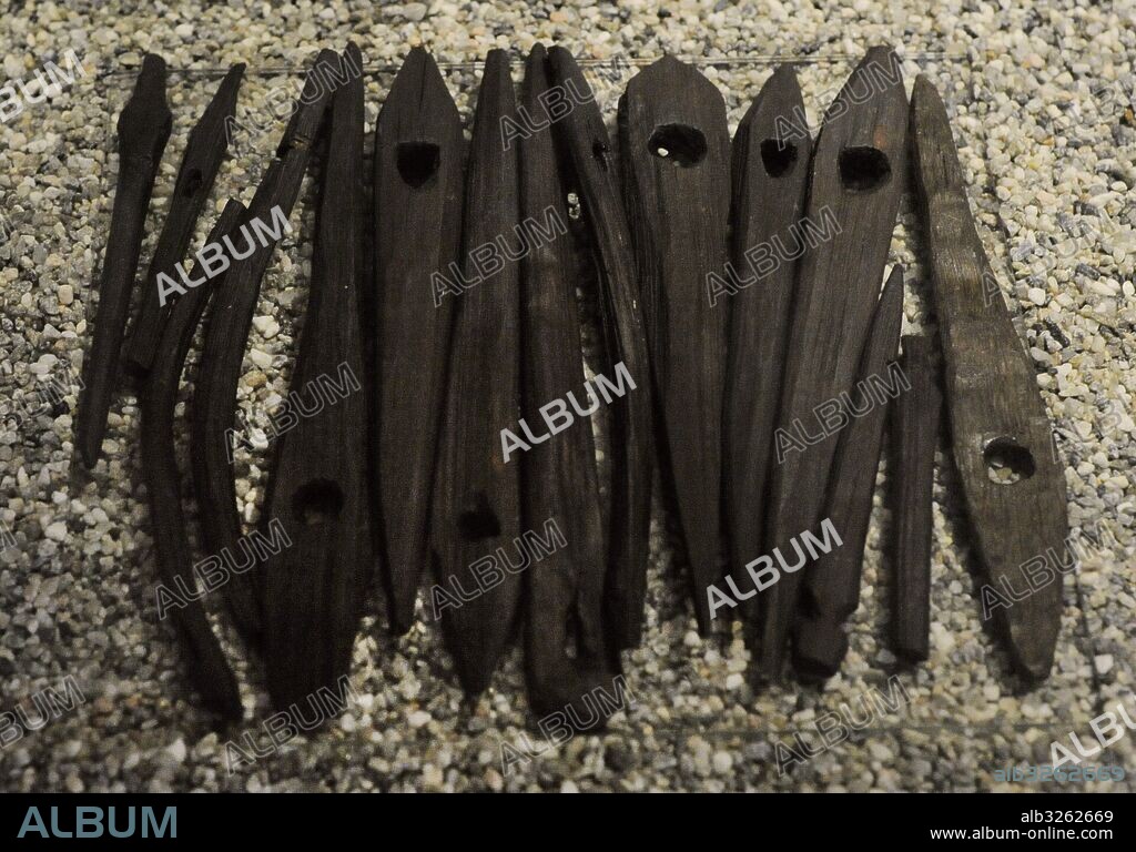 Estacas de madera para las tiendas de campaña. Ofrendas de la Tumba del Barco de Oseberg. Siglo IX. Museo de Barcos Vikingos. Oslo. Noruega.
