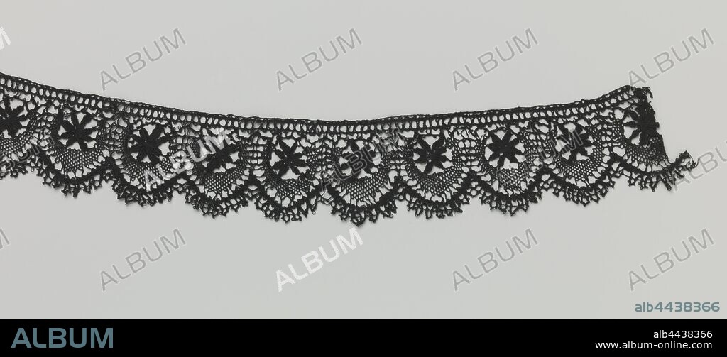 Strip bobbin lace with star and crescent, Strip black bobbin lace, Cluny lace. Symmetrical design with deep scallops and a braided ground. Each shell is filled with an eight-pointed star that is covered at the bottom by a crescent moon. The scallop edge is finished with bows and fine dots of coated pigtails. The top of the strip is finished straight., Reading, letter, envelope, anonymous, France (possibly), c. 1900 - c. 1929, silk, Cluny lace, l 7 cm × w 530 cm ×, 4.5 cm.