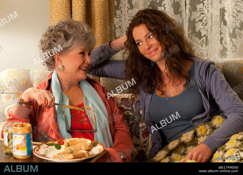 DEBBIE REYNOLDS und KATHERINE HEIGL in ONE FOR THE MONEY, 2012, unter der Regie von JULIE ANNE ROBINSON. Copyright LAKESHORE ENTERTAINMENT.