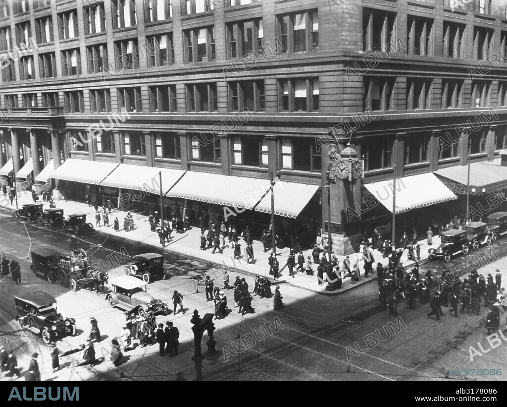 Chicago, Illinois:    c. 1912 The exterior of the Marshall Field's department store on State Street in The Loop.   © Underwood Archives / The Image Works.