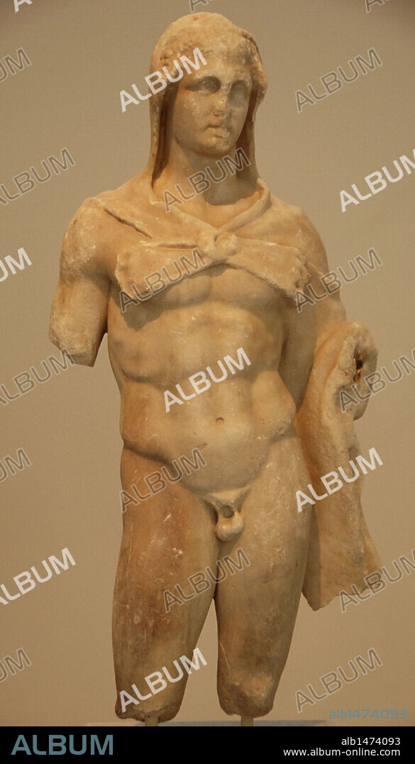 ARTE GRIEGO. GRECIA. SIGLO IV a. C. Estatua de HERACLES (HERCULES) en mármol pentélico cubierto con piel de león. En su mano derecha sujetaba el mazo. Fechada hacia 350-325 a. C. Localizada cerca de la iglesia de Agia Eirini, Atenas. Museo Arqueológico Nacional. Atenas.