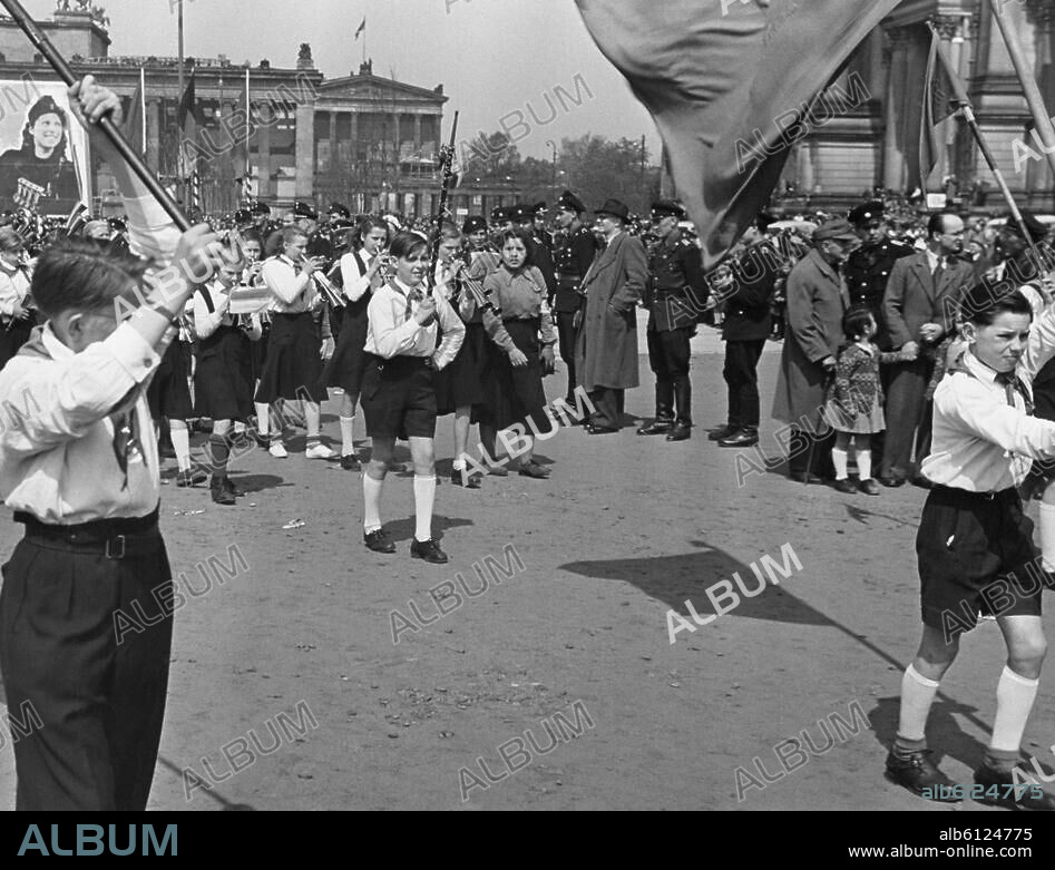 Ost-Berlin, 27.-30. Mai 1950:. "Erstes Deutschlandtreffen der Jugend", Pfingsttreffen der Freien Deutschen Jugend (FDJ), Kundgebung im Lustgarten am 28. Mai (Achtstündiger Vorbeimarsch von rund 700 000 Jugendlichen an einer Ehrentribüne). - Schalmeienkapelle der Jungen Pioniere. Foto.