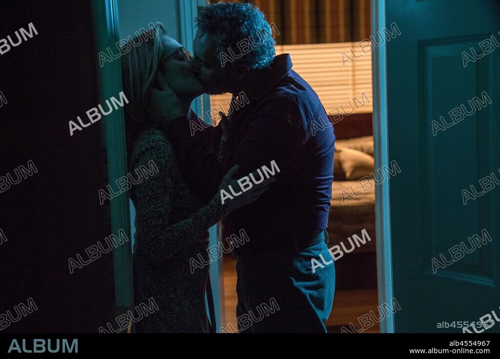 JOHN TURTURRO and JULIANNE MOORE in GLORIA BELL, 2018, directed by SEBASTIAN LELIO. Copyright Filmnation Entertainment / Fabula.