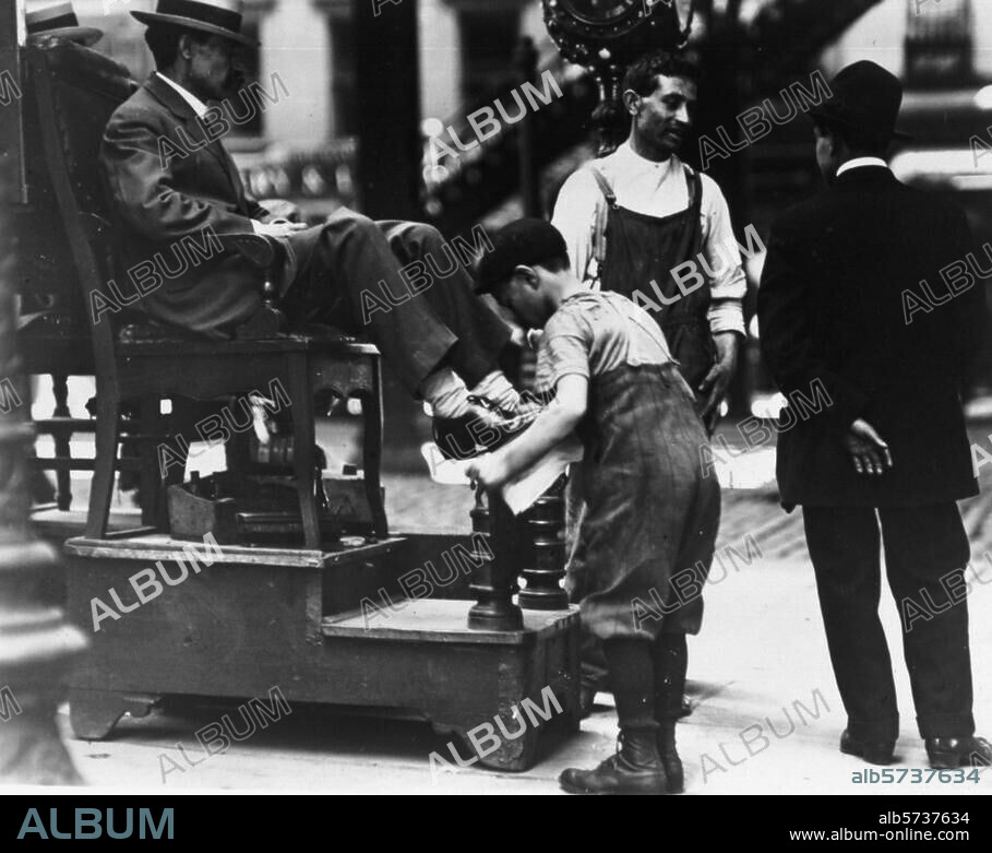 Gesellschaft / Soziales:. Kinderarbeit. Kinderarbeit in den USA: "Bootblack" (Junge arbeitet als Schuhputzer in New York). Foto, 1910 (Lewis W. Hine).