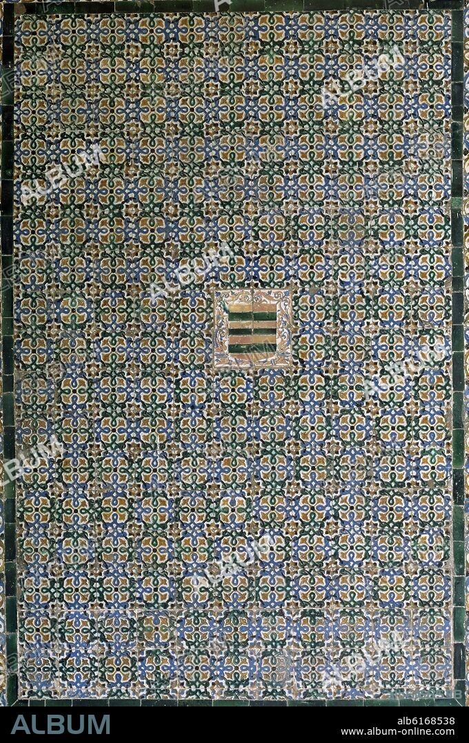 PATIO-DETALLE DE ZOCALO O PANEL DE AZULEJOS -.
