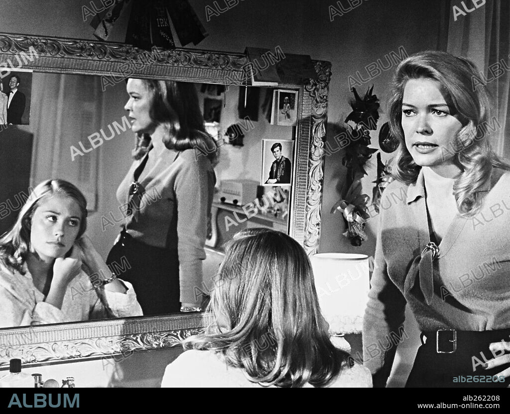 CYBILL SHEPHERD and ELLEN BURSTYN in THE LAST PICTURE SHOW, 1971, directed by PETER BOGDANOVICH. Copyright COLUMBIA PICTURES.