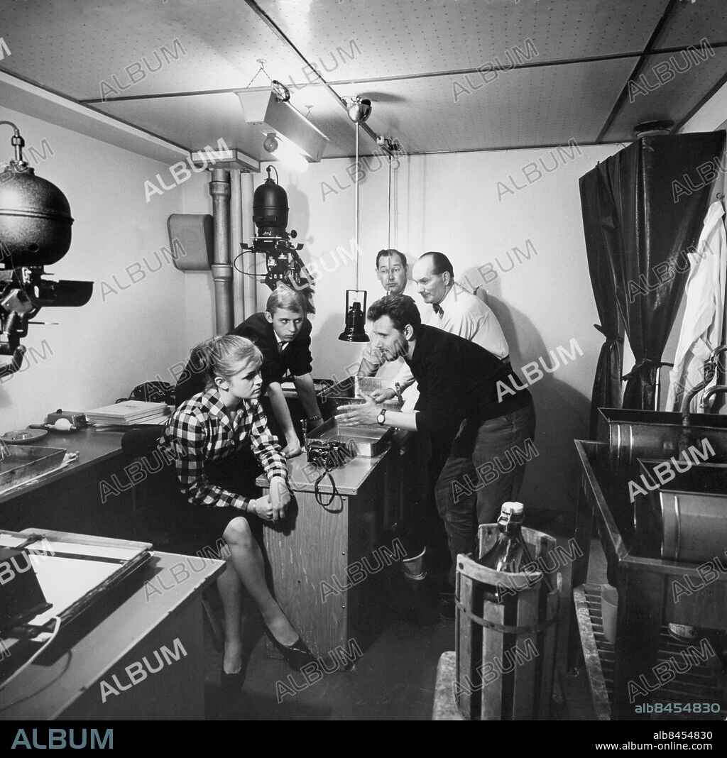 1960-05.. Orig. bildtext... Anita Wall, Jan Tiselius, Sören Söderberg, Arne Hedenö och Sten Mattsson, tonårsrysaren på TV maj 1960 Anm. Publ. i RiR 22/60 Fotofällan, en äventyrspjäs av Jerk Liljefors i samarbete med Riksteatern, sänd 1960-06-03 Se även BBG748 CD316 persons: STEN MATTSSON;ARNE HEDENÖ;SÖREN SÖDERBERG;JAN TISELIUS;ANITA WALL sites: SVERIGE.