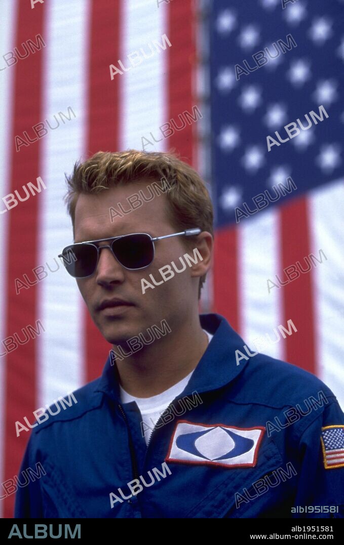 JOHNNY DEPP en LA CARA DEL TERROR, 1999 (THE ASTRONAUT'S WIFE), dirigida por RAND RAVICH. Copyright NEW LINE CINEMA.