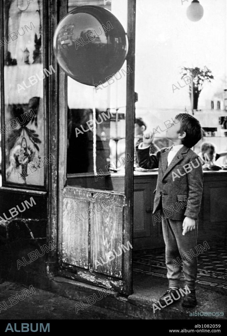 PASCAL LAMORISSE in LE BALLON ROUGE, 1956, unter der Regie von ALBERT LAMORISSE. Copyright FILMS MONTSOURIS.