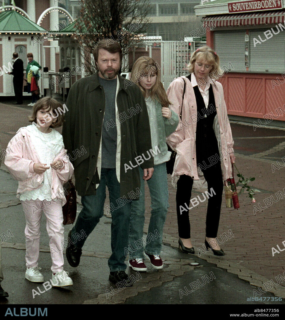 Göteborg april 1996. Familjen Björn Ulveus besöker Liseberg med anledning av utdelandet av Lisebergsapplåden till Benny Andersson och Björn Ulveus.. Foto: Bror Augustsson / Kamerareportage. *** Local Caption *** . BROR AUGUSTSSON.