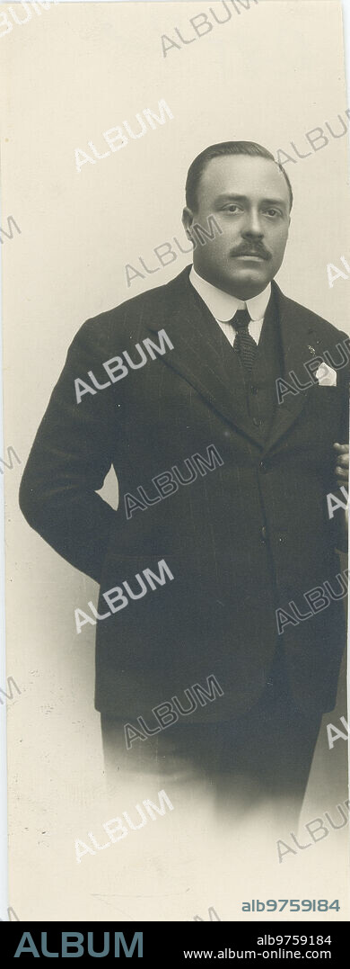 Madrid, 1920 (Ca.). El escritor y periodista Luis Antón del Olmet, que colaboró durante muchos años en Blanco y Negro y ABC y fue asesinado por su colaborador Alfonso Vidal y Planas.