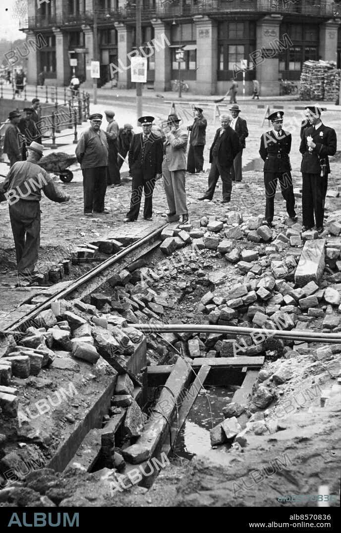 Stockholm 1943-07-18. Vattenledningsrör orsakar vattenbrist i hemmen vid Strömgatan . Foto: SvD / TT / kod 12014.