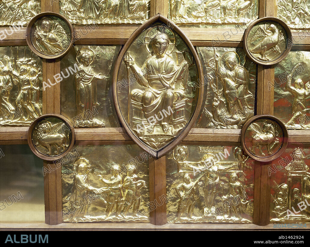 Aachen Cathedral. Palatine Chapel. Frontal of Main Altar, know as Pala d'Oro. 1000. Golden panels depicting Christ enthroned inside a mandorla (centre) flanqued by Virgin Mary and St. Michael. Small medaillons depicts symbols of Four Evangelists and the other scenes represents the Passion of Christ. Detail. Germany.