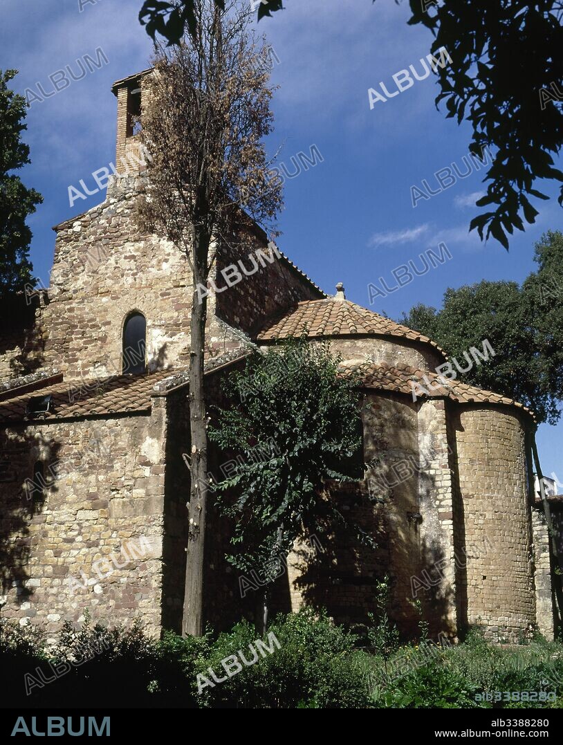 Iglesia de Sant Pere, siglo XII. Construcción que entre el ábside y la nave presenta un transepto flanqueado por capillas. Iglesia que junto a la de Sant Miquel y Santa Maria forma un núcleo de arquitectura pre-románica. Terrassa. Provincia de Barcelona. Cataluña.