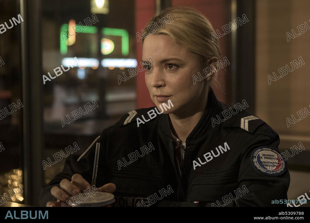 VIRGINIE EFIRA in BIS AN DIE GRENZE, 2020 (POLICE), unter der Regie von ANNE FONTAINE. Copyright Bona Film Group.
