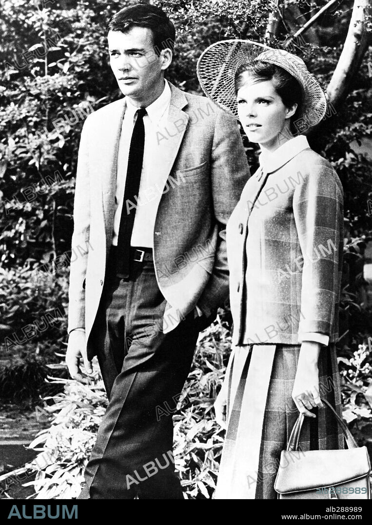 JIM HUTTON y SAMANTHA EGGAR en APARTAMENTO PARA TRES, 1966 (WALK DON'T RUN), dirigida por CHARLES WALTERS. Copyright COLUMBIA PICTURES.