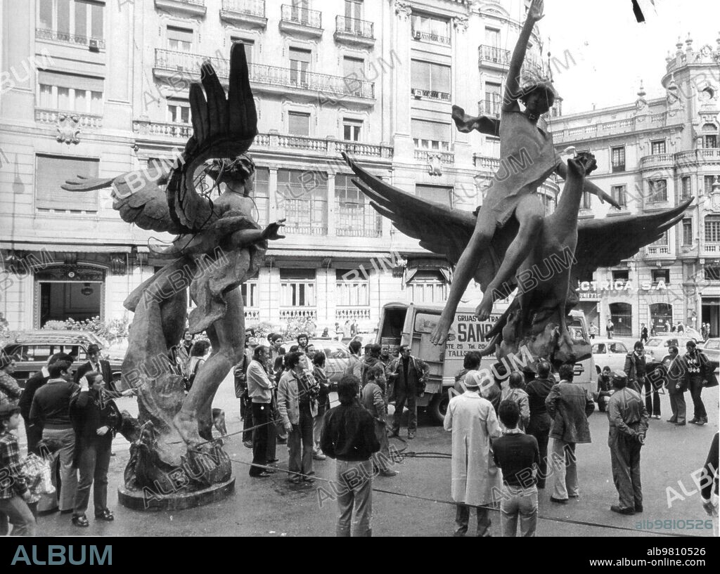9 octubre 1977. Nueva estatua para Madrid.- la popular estatua del ave fénix que Coronaba el edificio de la calle de Alcalá ha Sido Sustituida por una Escultura -un desnudo de mujer Alada- de Federico Coullant Valera. La razón del cambio Estriba en la compra del Edificio, Antigua sede de la compañía la unión y el Fénix, por Otra compañía.