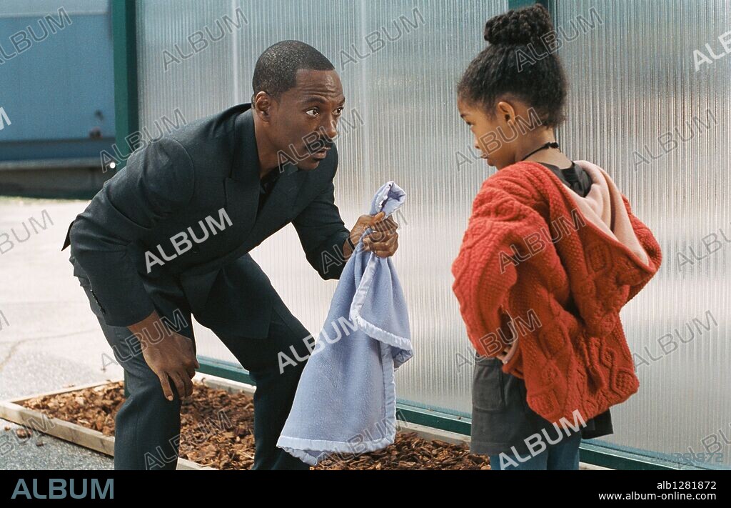EDDIE MURPHY and YARA SHAHIDI in IMAGINE THAT, 2009, directed by KAREY KIRKPATRICK. Copyright PARAMOUNT PICTURES / MC BROOM, BRUCE / Cortesía.