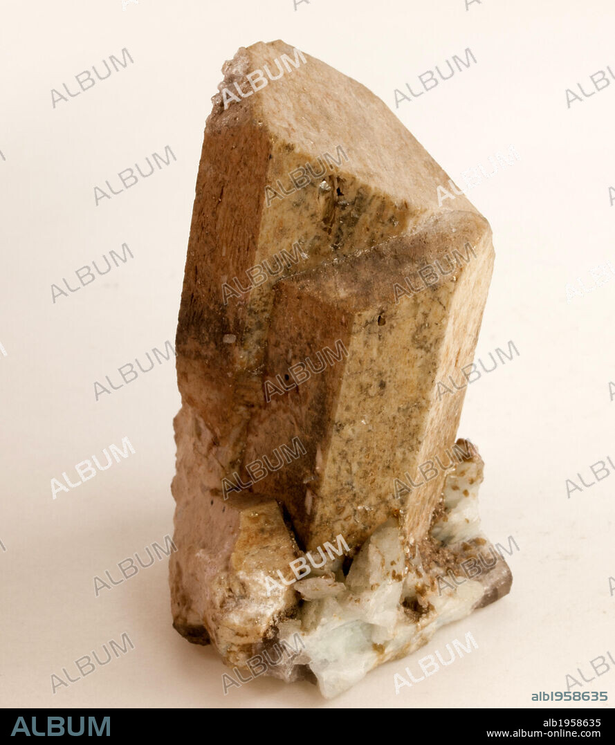 ORTOCLASA o ORTOSA. Mineral de la clase 9 (silicatos).