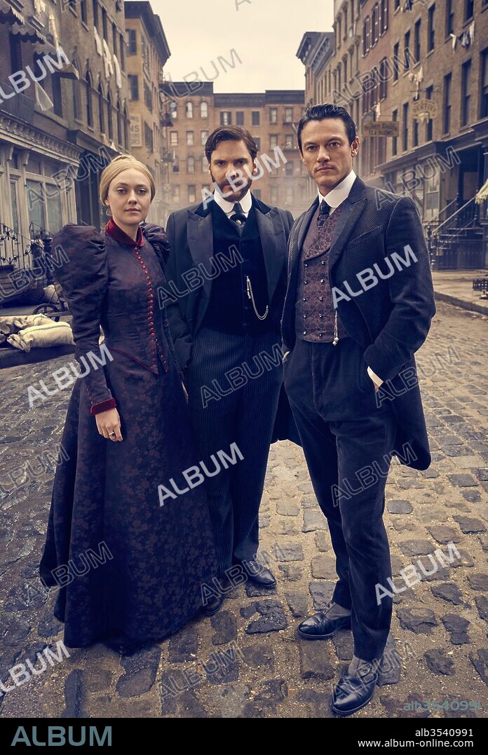 DANIEL BRUEHL, LUKE EVANS y FANNING DAKOTA. DAKOTA FANNING, DANIEL BRUHL y LUKE EVANS en THE ALIENIST, 2018, dirigida por JAKOB VERBRUGGEN, JAMES HAWES y PACO CABEZAS. Copyright ANONYMOUS CONTENT.