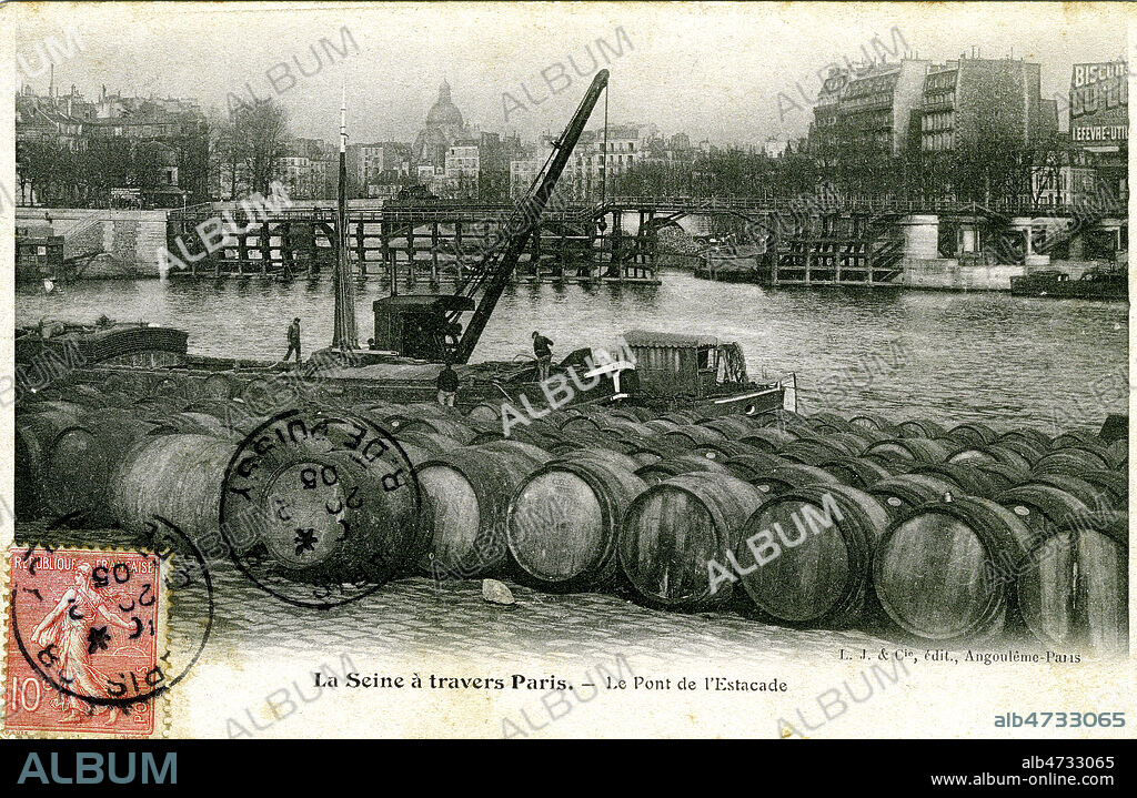 Paris. Le pont de l'Estacade - passerelle reliant l'ile Saint-Louis au quai saint-Bernard., vue de la Halle aux vins. Carte postale de 1905. Credit : Jean Vigne/KHARBINE-TAPABOR.