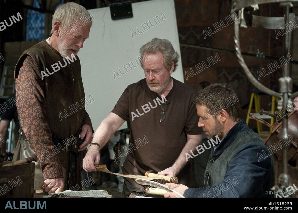 MAX VON SYDOW, RIDLEY SCOTT and RUSSELL CROWE in ROBIN HOOD, 2010, directed by RIDLEY SCOTT. Copyright UNIVERSAL PICTURES.