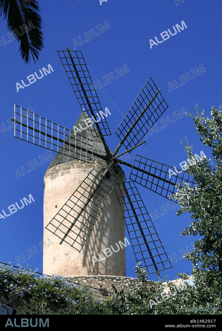 Molino de viento en el barrio viejo. Palma de Mallorca. Islas Baleares. España.