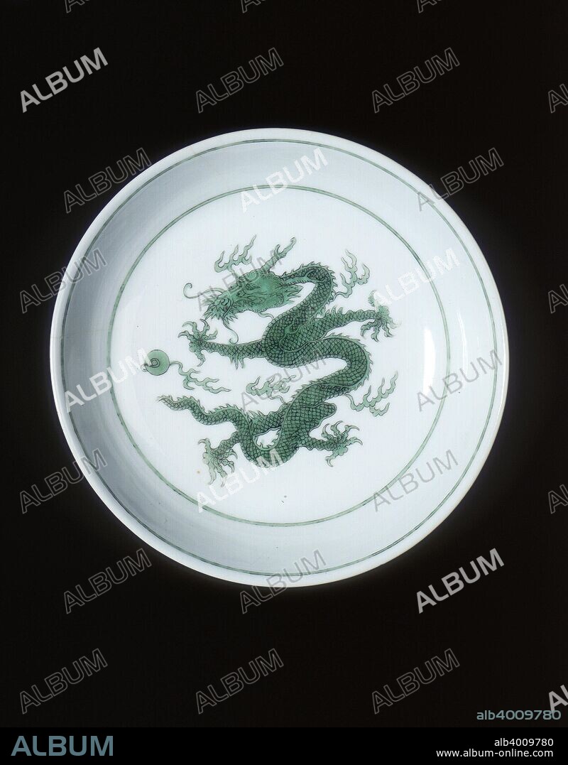 Green imperial dragon dish with anhua waves, Kangxi period, Qing dynasty, China, 1662-1722. A green five-clawed imperial dragon dish with dragon chasing flaming pearl. On the reverse are two more green imperial dragons chasing pearls but on a bed of anhua stylised waves with two anhua rocks. There is a six character kaishu mark of Kangxi and the piece is of the period.
