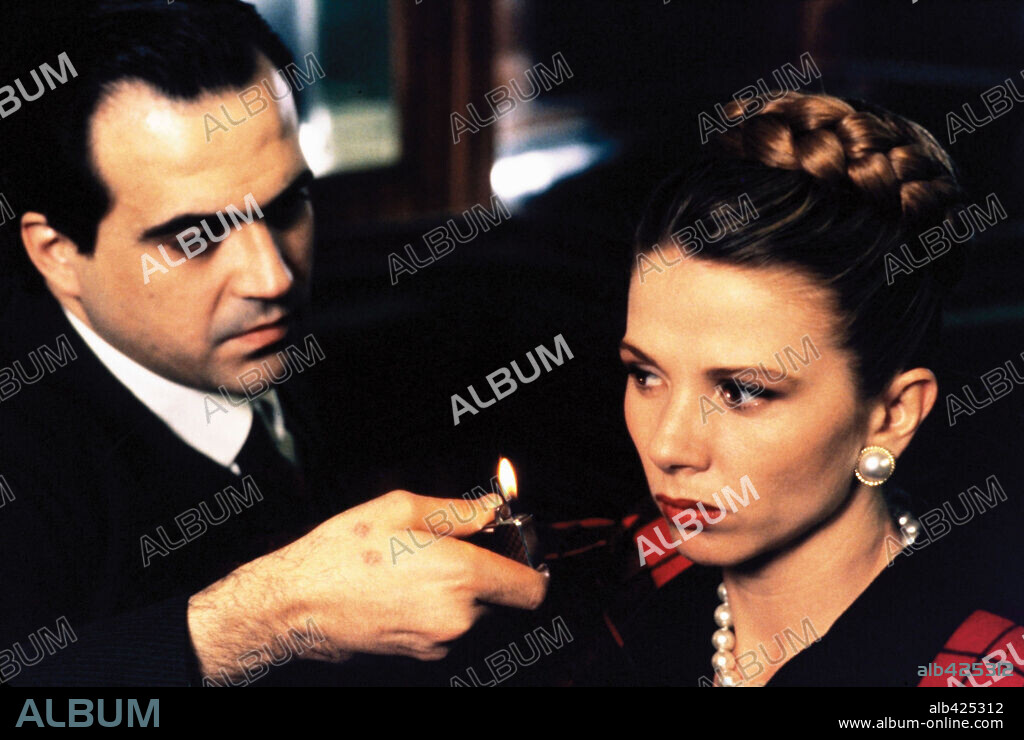 RICARD BORRAS y VICTORIA ABRIL en AMANTES, 1991, dirigida por VICENTE ARANDA. Copyright PEDRO COSTA, P.C/TVE.