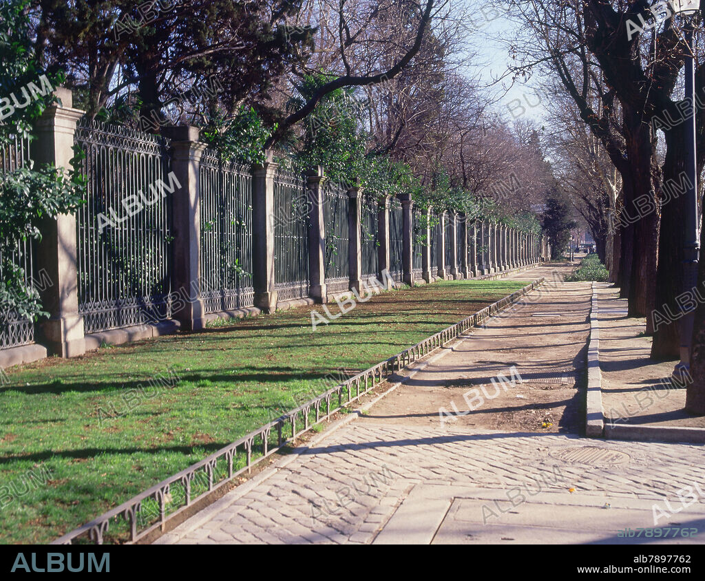 EXTERIOR FRENTE AL PASEO DEL PRADO - FOTO AÑOS 00 SIGLO XXI.