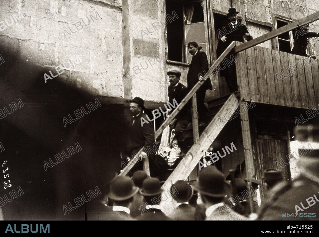 Choisy-le-Roi. Les policiers descendent le corps de Jules BONNOT (1876-1912) apres l'explosion du garage de Jean DUBOIS ou il s'etait refugie. Photographie du27/04/1912 tiree des archives de la Prefecture de Police. Credit : Collection JEAN VIGNE/KHARBINE-TAPABOR.