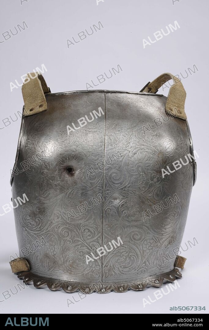 cuirass, Anonymous, 17th century, Catalog dimensions: breastplate 43 x 37 x 20 cm; back plate 37 x 36 x 17 cm, General: 39.3 x 35.2 x 42.7cm 393 x 352 x 427mm, Bulletproof sapphire cuirass made of bare wrought iron, consisting of a breast and back plate. Both plates have a thickness of more than 6 mm, and have two test shots, one of which is through. Chest and back plate are each in fact of duplex construction two plates are joined together. The connection between the front and back plate by means of a white leather strap with buckle. At the bottom of the back plate a white leather belt is riveted with a buckle in the middle, Show rider, peacock, lion, tulip.