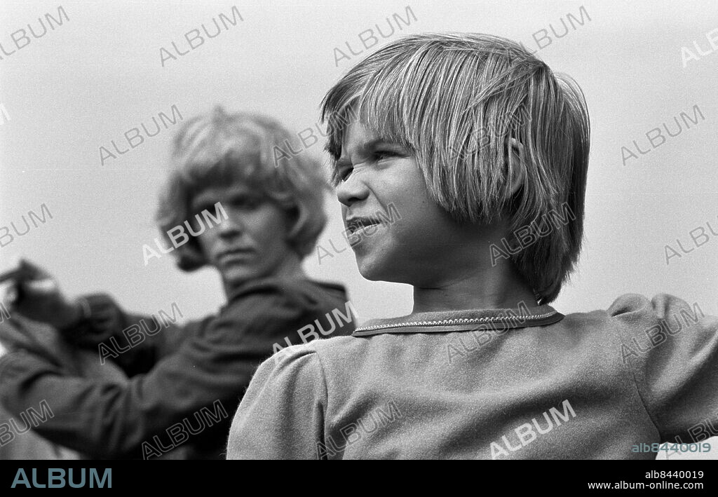 Brösarp 19760524 . Staffan Götestam (bakgrunden) som Jonatan och Lars Söderdahl som Skorpan vid inspelningen av filmen "Bröderna Lejonhjärta" vid Brösarps backar i Skåne. Foto: Torbjörn Andersson / XP / SCANPIX / Kod 4. ** AFTONBLADET OUT **.