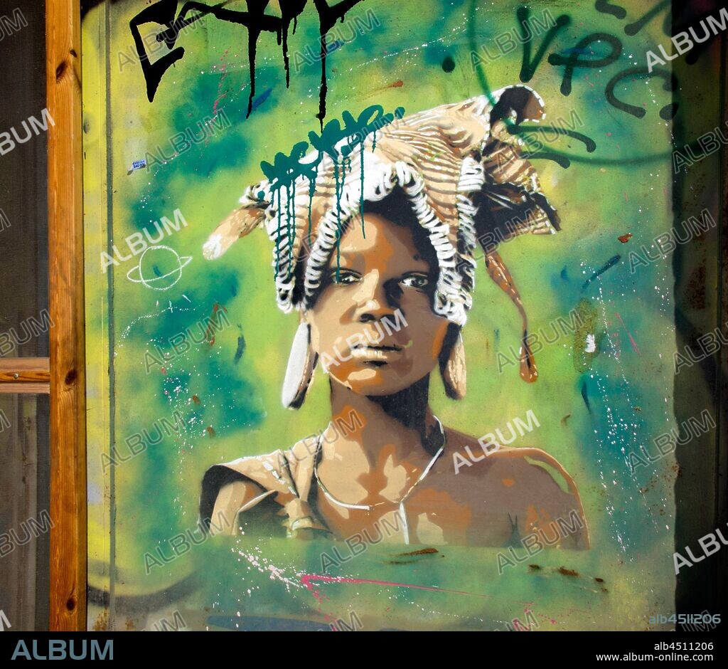 Pintura de retrato de mujer joven africana con grandes pendientes y piel de animal como gorro sobre la cabeza, graffiti, barrio Gótico, Distrito Ciutat Vella, Barcelona en 2016.