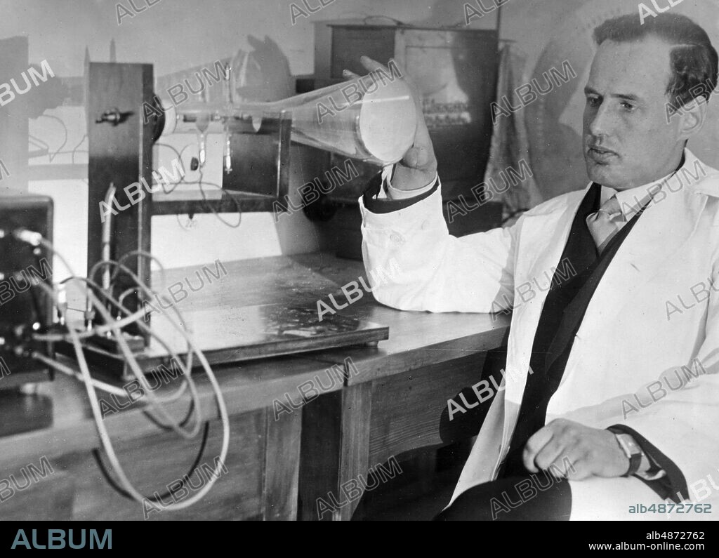 GERMANY BERLIN 1930s Orig. caption ... A FANTASTIC CAREER. The picture shows Manfred von Ardenne in his laboratory in front of a bronze tube made by him, which serves for measuring and television purposes. Photo: Fotoaktuell / AB Text & Bilder / SVT / code: 5600 BAE233 b / w copy M von Ardenne, 1907-1997, German physicist and inventor. Picture tube persons: MANFRED VON ARDENNE sites: BERLIN; GERMANY PhotoDate: 193? - ?? - ??.