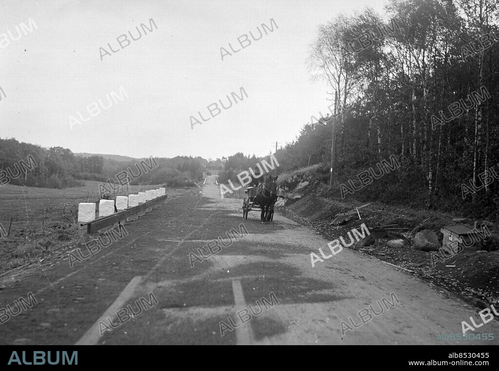 GÖTEBORG 1936-10-16.. Grusväg under uppförande - vi ser även en häst och vagn med en man som kör. Vi är på vägen mellan Mölndal och Mölnlycke - alltså gamla riksväg 40. *** Local Caption *** GT Låda 1936-okt-01 Foto: Kamerareportage / TT / Kod: 2524.