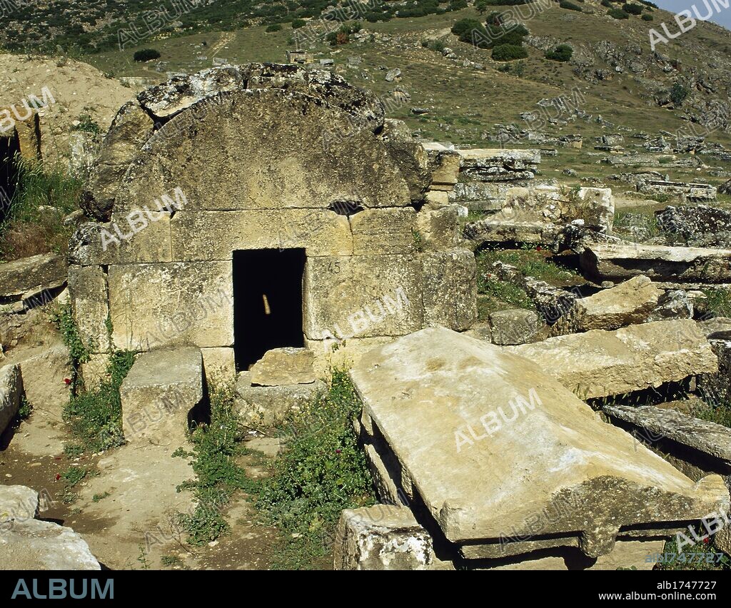 ARTE ROMANO. ASIA MENOR. TURQUIA. HIERAPOLIS. Fundada por Eumenes II, rey de Pérgamo, en el S. II a. C. Vista general de la NECROPOLIS, donde se superponen un total de 1.200 tumbas de distintas clases (mausoleos, sarcófagos y panteones). Abarcan un periodo comprendido desde el S.II a.C. a los primeros siglos de nuestra era. PAMUKKALE. Península Anatólica.