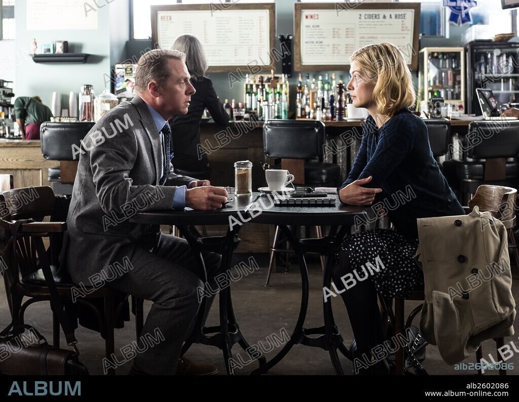 ROSAMUND PIKE and SIMON PEGG in HECTOR AND THE SEARCH OF HAPPINESS, 2014, directed by PETER CHELSOM. Copyright EGOLI TOSSELL FILM/FILM AFRIKA WORLWIDE/CONSTRUCTION FILM.