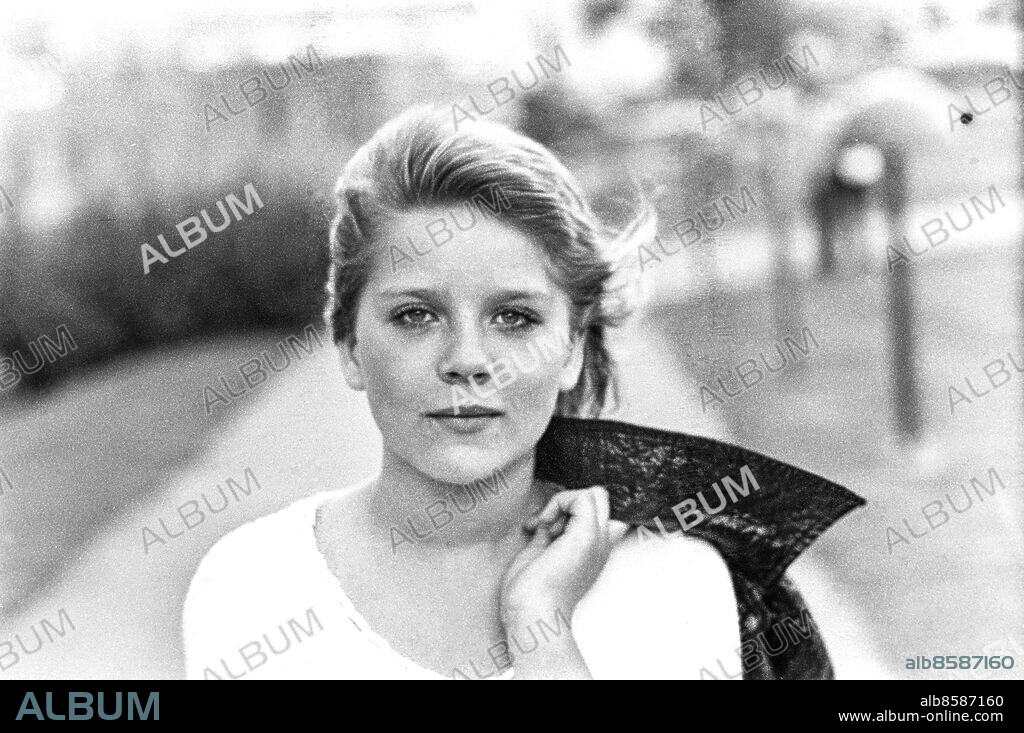 STOCKHOLM 1971.. Carina Friman, 12 år, som medverkar i ett TV-program.. Foto: Ulf Stråhle / RiR / SVT / Kod: 5600. Bild och notis publ. i RiR 40/71 sid. 47 inför TV-programmet Att vara 12 år.. RiR 20282 sv/v neg.