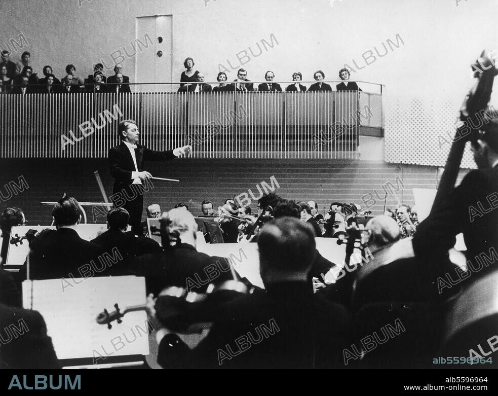 Karajan, Herbert von, Dirigent, Salzburg 5.4.1908 - Anif bei Salzburg. 16.7.1989. Berlin, Hochschule der Künste, Dezember 1958: Herbert von Karajan dirigiert das Berliner Philharmonische Orchester. Foto.