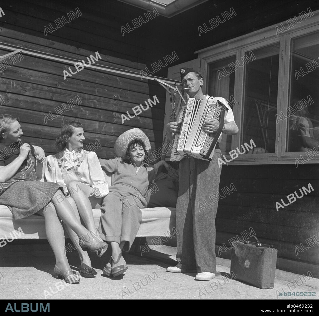 Göteborg juli 1947 Filmrulle. Lasse Dahlquist bjuder Karl Gerhard-ensemblen på lunch på sitt sommarställe på Brännö. *** Local Caption *** GP - maj1947_1650 - Foto: Frank Pettersson (Frank Setteskog). KAMERAREPORTAGE.