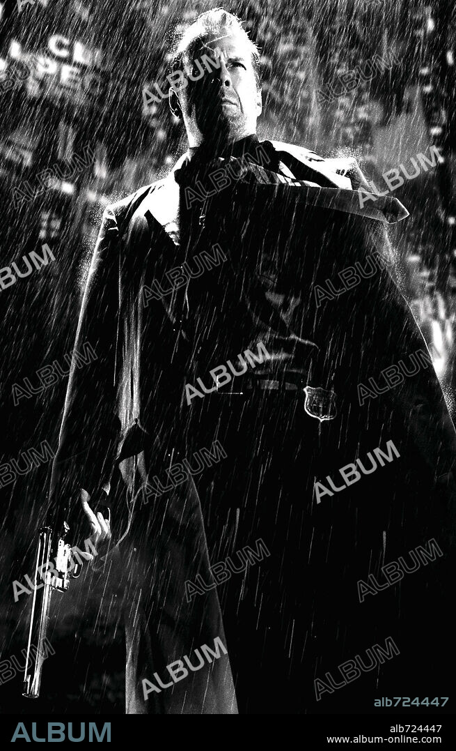 BRUCE WILLIS in SIN CITY, 2005, directed by FRANK MILLER and ROBERT RODRIGUEZ. Copyright DIMENSION FILMS.
