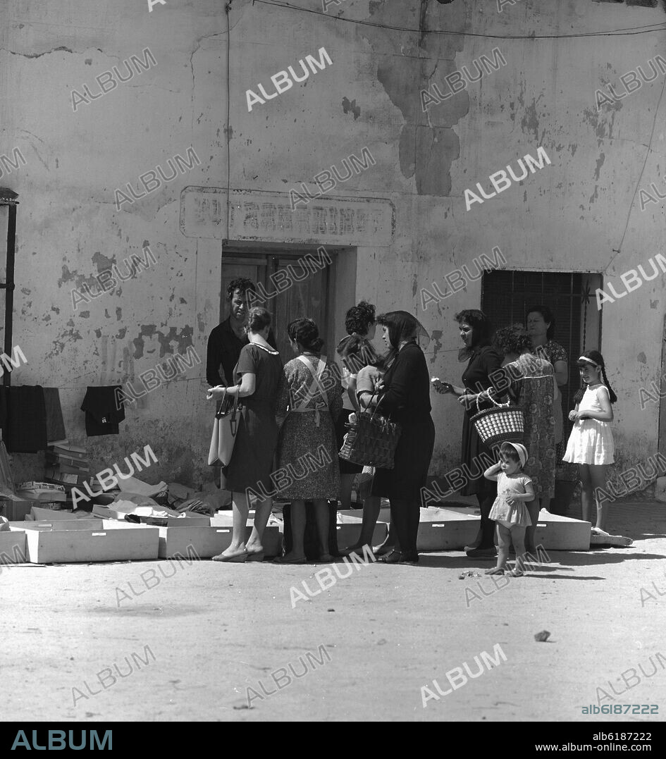 MERCADILLO DE ALCORCON - FOTOGRAFIA EN BLANCO Y NEGRO - AÑOS 60.