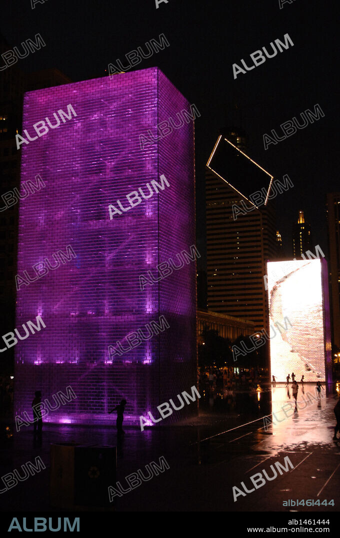 JAUME PLENSA. ARTE SIGLO XX. ESPAÑA. PLENSA, Jaume (n. Barcelona 1955). Escultor catalán. "CROWN FOUNTAIN" (2004). Escultura situada en el Parque del Milenio (Milennium Park). Vista nocturna. CHICAGO. Estado de Illinois. Estados Unidos.