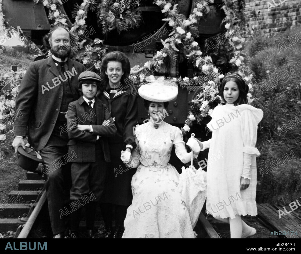 ALLAN CUTHBERTSON, DINAH SHERIDAN, GARY WARREN, JENNY AGUTTER and SALLY THOMSETT in THE RAILWAY CHILDREN, 1970, directed by LIONEL JEFFRIES. Copyright M.G.M/EMI.
